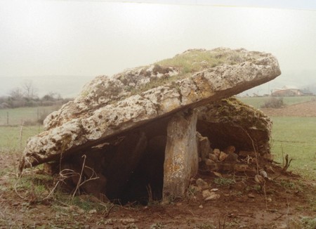 Dolmen de Crassous village