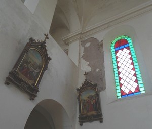 Le Cambon 12400 église vitraux chemin de croix