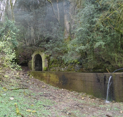 Naucoules 12400 fontaine abreuvoir