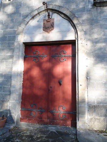 Vailhauzy le chateau entrée et blason